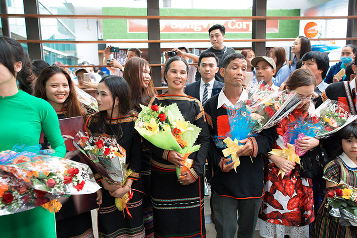 Bố mẹ, người thân và người dân quê nhà cũng diện trang phục dân tộc Ê-Đê để đón H'Hen Niê.