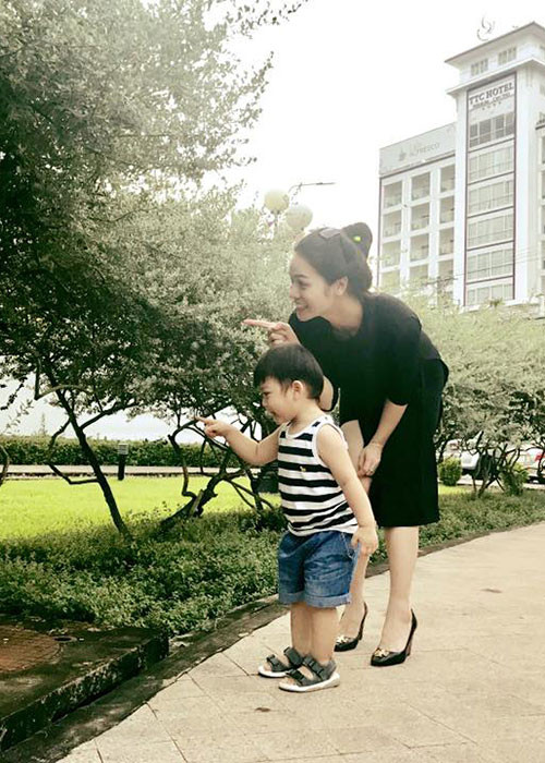 Khoảnh khắc đáng yêu của Nhật Kim Anh bên cậu quý tử khiến nhiều người hâm mộ cảm thấy thích thú.