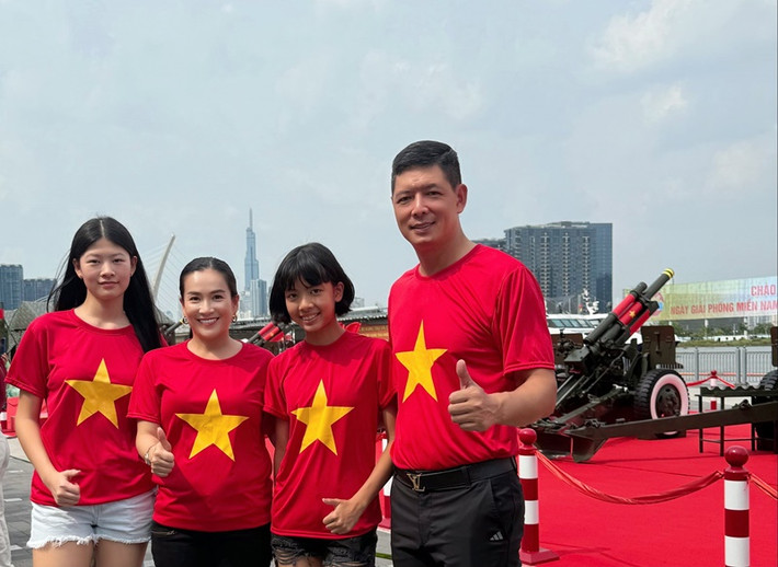Gia đình Bình Minh cùng xem lễ diễu binh, diễu hành. Ảnh: FB Anh Thơ.