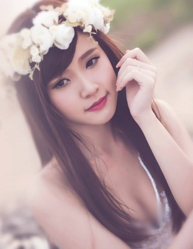 Hot girl Midu tên thật là Đặng Thị Mỹ Dung, sinh năm 1989. Do sở hữu chiếc mũi cao, cô từng bị bạn học chê. Ảnh: FB Midu.