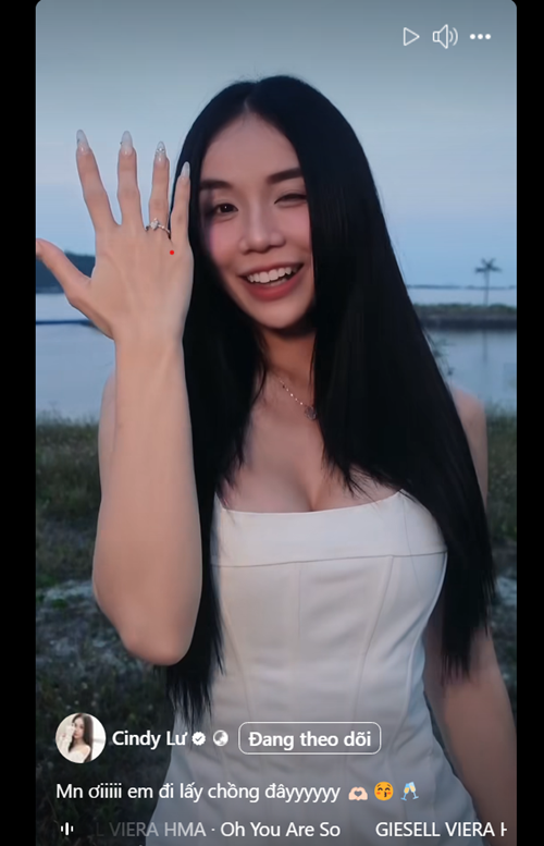 Vợ cũ Hoài Lâm hạnh phúc khoe chiếc nhẫn cầu hôn.