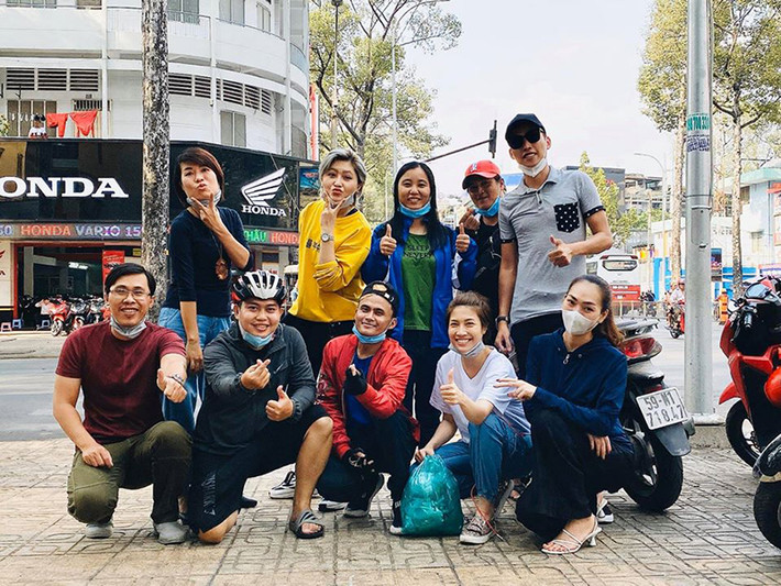 Mới nhất, Pha Lê tiếp tục chia sẻ những khó khăn khi làm từ thiện: "Thật sự quá khó khăn. Người ta cũng cần kinh doanh mà mình đòi người ta hỗ trợ từ thiện thì đúng là làm khó nhau quá. Giá mỗi ngày tăng cao, số lượng khẩu trang giảm dần. Rất là buồn. Pha Lê sẽ làm hết sức mình trong chiến dịch này. Chưa bao giờ mà giá khẩu trang tăng theo từng phút như này. Kinh hoàng quá".