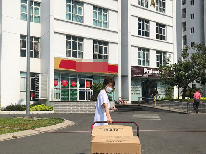 Nhóm của Pha Lê phát khẩu trang miễn phí phòng dịch corona tại nhiều địa điểm trên địa bàn TPHCM.