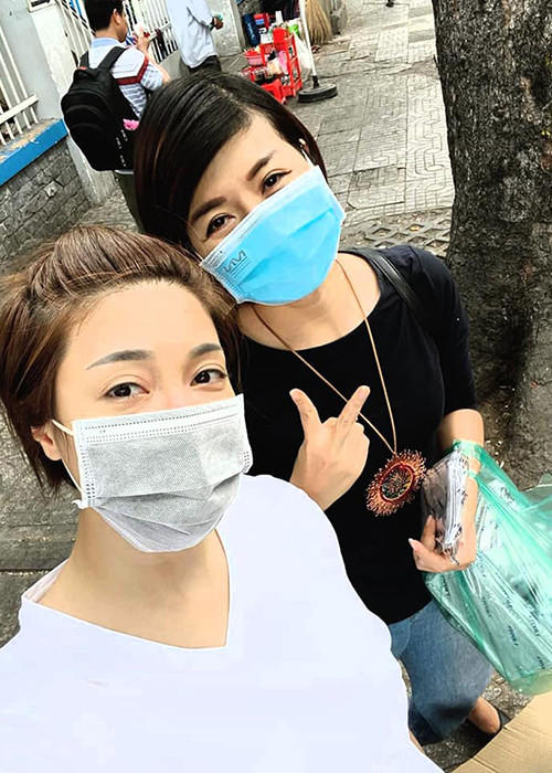 Pha Lê còn bức xúc chia sẻ câu chuyện một người lạ nhắn tin cho cô xin tham gia nhóm thiện nguyện nhưng mục đích chỉ là khảo giá khẩu trang.