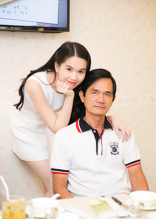 Ông Trần Tòng từng chạy xe ôm, bán vé số, phụ việc nhà, dành dụm từng đồng để nuôi 4 chị em Ngọc Trinh ăn học. Ảnh: Zing