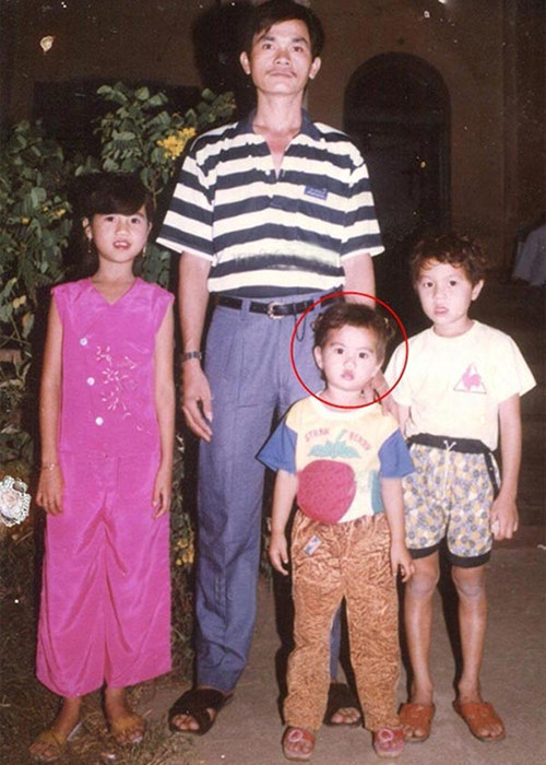 Hình ảnh Ngọc Trinh hồi nhỏ bên bố.