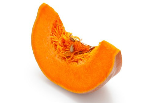 Tốt cho xương và mắt : Bí đỏ giàu carotene (chất này trong cơ thể được chuyển hóa thành Vitamin A) nên giúp duy trì thể lực,giúp mắt phát triển. Hơn nữa, bí đỏ còn chứa một lượng lớn các chất khoáng và canxi, natri, kali .