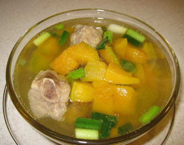 Đặc biệt, đối với phụ nữ mang thai, những chất trong hạt và hoa bí ngô không những giúp cho thai nhi phát triển tế bào não, tăng cường sức sống cho thai nhi mà còn giúp ngăn ngừa những chứng phù nề, tăng huyết áp, các biến chứng khác khi mang thai và phòng chống bệnh sốt xuất huyết sau khi sinh.