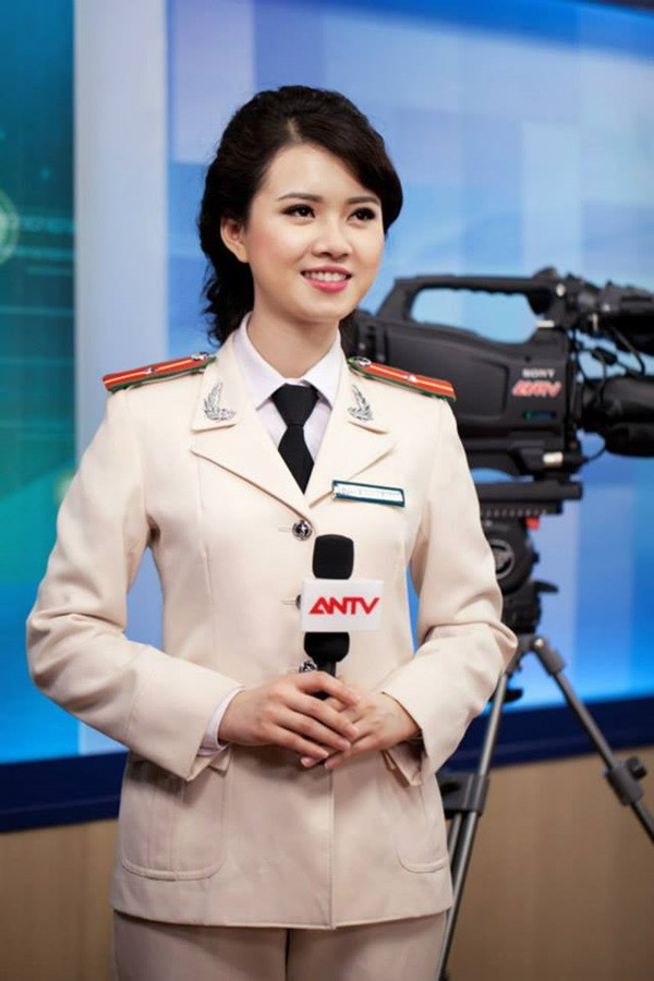 Ngoài vẻ đẹp Á Đông thuần khiết, Hương Giang còn khiến người xem nhớ đến mình bằng giọng nói đầy truyền cảm hay sự dịu dàng của một cô gái Việt.