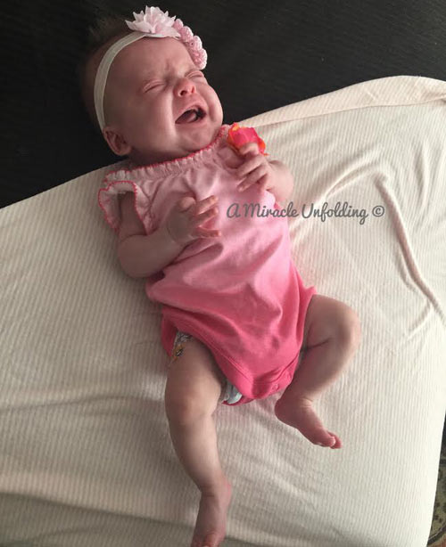 Hồi cuối tháng 9, cặp đôi này đã trở nên nổi tiếng toàn thế giới khi chia sẻ khoảnh khắc tại phòng khám khi được bác sĩ thông báo mang bầu 4 thai. Khuôn mặt của họ cho thấy họ dường như quá sốc và không tin mình sẽ có 4 con. Ảnh: Bé Indie nặng 3,8 kg.