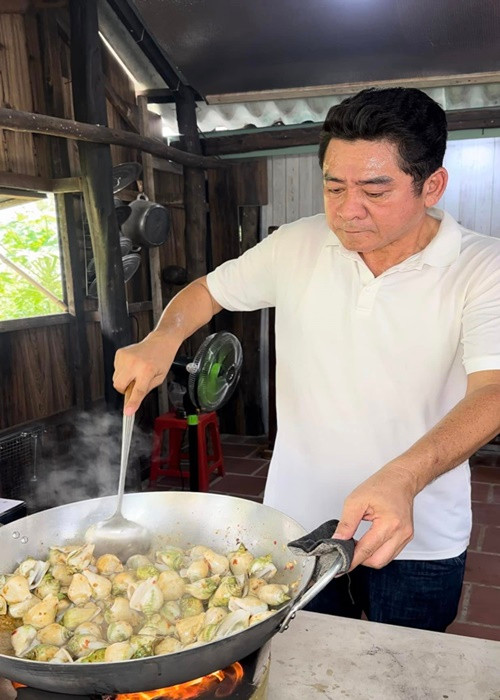 Nam diễn viên thường mời bạn bè đến ăn uống. Ảnh: FB Huỳnh Anh Tuấn.