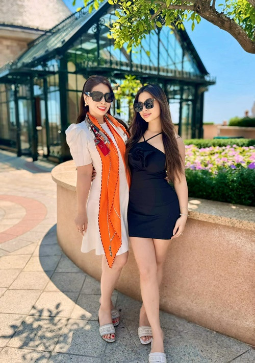 Năm 2001, Lý Hương kết hôn rồi sang Mỹ cùng chồng. Khi hôn nhân tan vỡ, cô và chồng cũ mâu thuẫn về quyền nuôi con. Vướng kiện tụng, Lý Hương bị buộc xa con gái Princess Lam 12 năm. Khi gặp lại nhau, Lý Hương và con gái ôm nhau khóc suốt mấy ngày. Ảnh: FB Lý Hương.