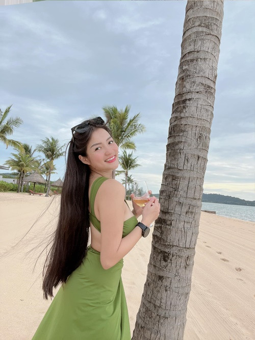 Thủy Top chín chắn, trưởng thành hơn. Cô không còn mặc hở táo bạo.