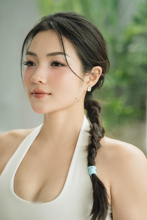 Hot girl một thời tập trung cho công việc kinh doanh với công ty giải trí riêng sau khi tốt nghiệp cử nhân xuất sắc ngành truyền thông tại Mỹ.