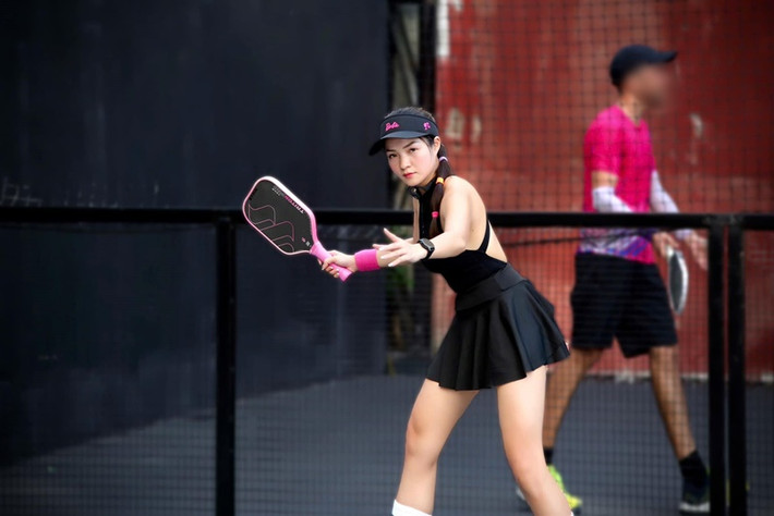 Thủy Top chạy bộ, đạp xe, bơi, yoga, gym, leo núi, đánh pickleball để giữ gìn sức khỏe.