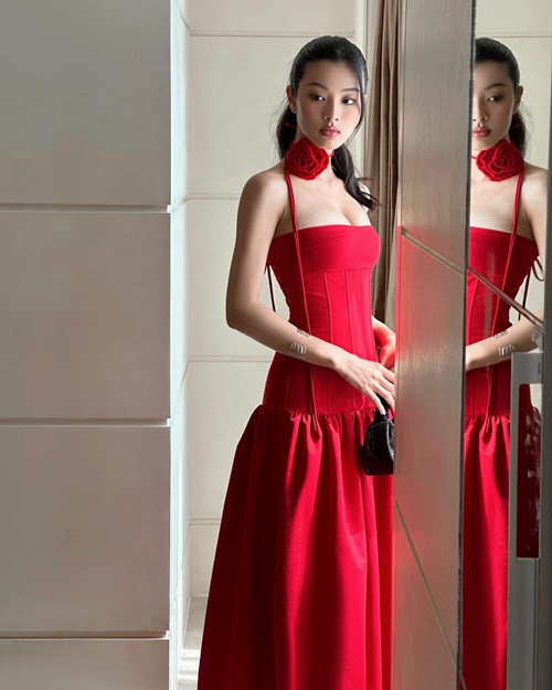 Cô chuộng váy áo tôn vòng một ở đời thường. Ảnh: FB Lan Thy.