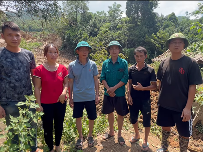 Hồ Hoài Anh từng đi từ thiện. Tháng 9/2024, nhạc sĩ Phạm Việt Tuân chia sẻ clip Hồ Hoài Anh trao quà cho 5 hộ thiệt hại 100 % ở Bảo Yên, Lào Cai do mưa lũ. Ảnh: FB Phạm Việt Tuân.