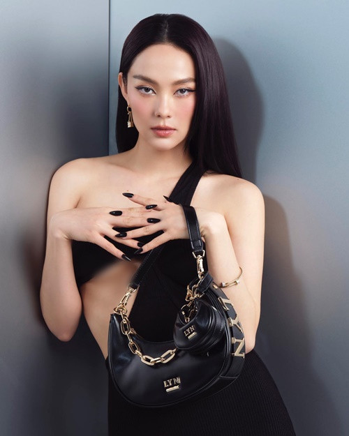 Trước khi lấy chồng, cô đã là một "phú bà" nhờ nhiều năm đi hát, đóng phim, kinh doanh.