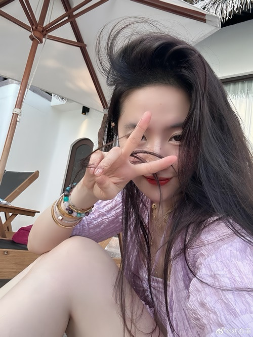 Lưu Diệc Phi sở hữu vóc dáng khá đầy đặn nhưng vẫn gợi cảm. Ảnh: Weibo Lưu Diệc Phi.