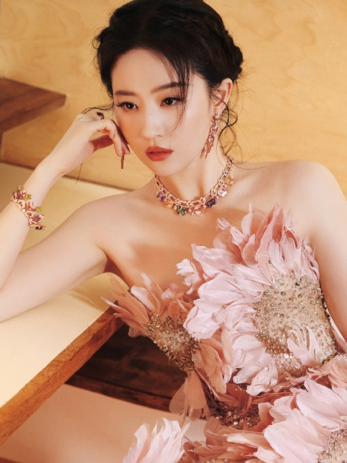 Gần đây, "Thần tiên tỷ tỷ" xếp vị trí đầu tiên trong bảng xếp hạng 10 sao nữ đẹp nhất Cbiz năm 2025 do trang Sohu (Trung Quốc) bình chọn. Ảnh: Sina.