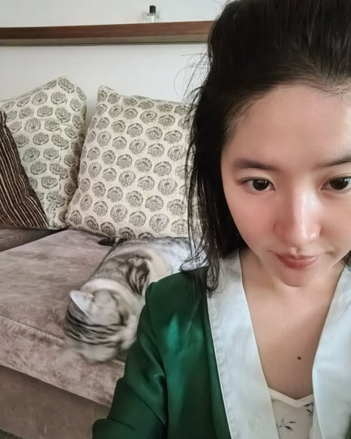 Lưu Diệc Phi sở hữu gương mặt xinh đẹp với làn da mịn màng. Không ít lần, cô khoe gương mặt đẹp không tỳ vết dù không son phấn. Ảnh: Instagram Lưu Diệc Phi.