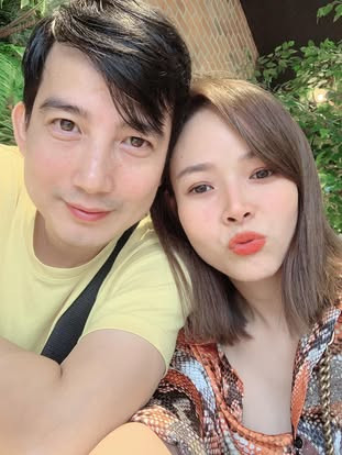 Diễm Hương kết hôn vào năm 2014. Ông xã của cô là nam diễn viên Hồng Quang. Cả hai làm việc tại Nhà hát kịch Việt Nam. Dù ban đầu Diễm Hương và Hồng Quang khác đoàn nhưng nữ diễn viên vô cùng hâm mộ Hồng Quang vì anh quá đẹp trai. Ảnh: FB Diễm Hương.