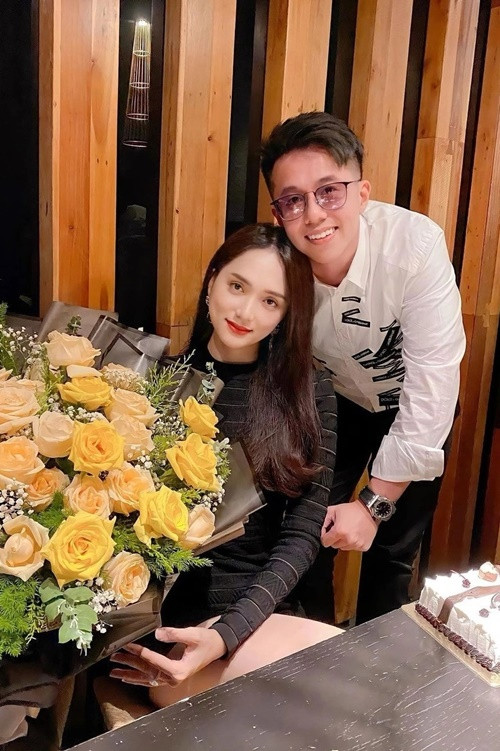Phía Matt Liu ngầm phủ nhận tin đồn là thất thiệt còn Hương Giang lên tiếng về chuyện tình cảm mới chớm nở của mình với bạn trai kém 3 tuổi. Sau ồn ào, Hương Giang và bạn trai vẫn đăng ảnh tình tứ. Ảnh: FB Hương Giang.