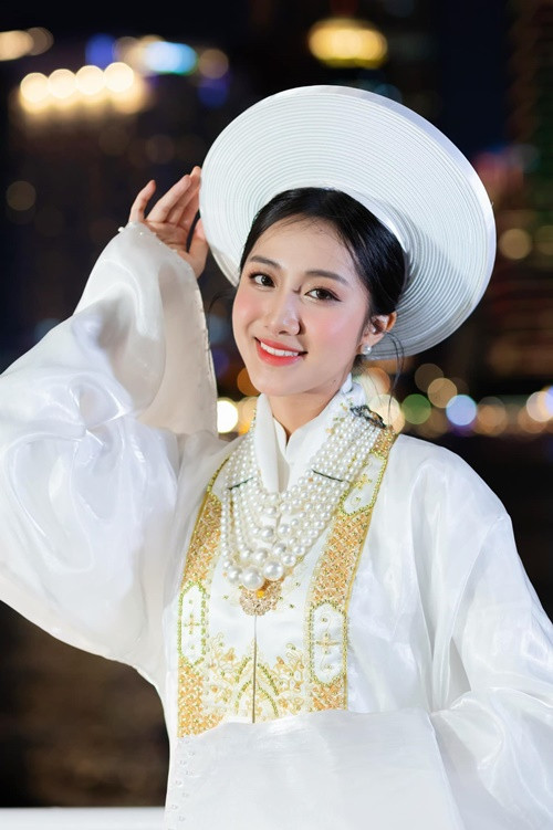 Trúc Linh đang làm người mẫu ảnh.