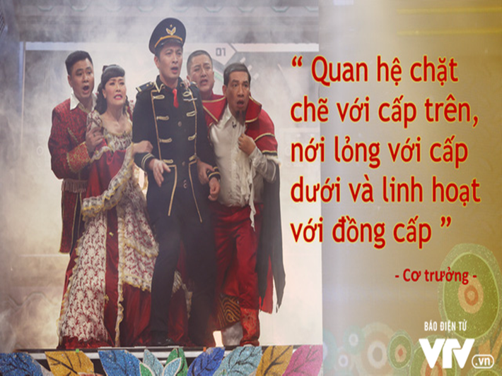 Nhân vật của Quân Anh có câu nói gây ấn tượng trong Táo quân 2017. Cụ thể, cơ trưởng phi thuyền cho rằng dây an toàn dành cho các Táo giống như quan hệ chặt chẽ với cấp trên, nới lỏng với cấp dưới và linh hoạt với đồng cấp. Ảnh: VTV.