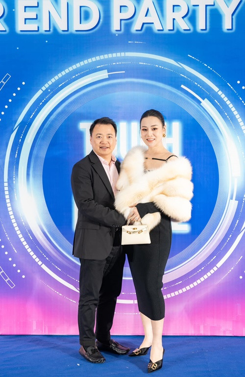 Vợ chồng Phương Oanh diện trang phục cùng tông màu đen.