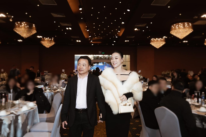 Shark Bình vừa tổ chức bữa tiệc cho các nhân viên trong công ty. Có mặt tại sự kiện, Phương Oanh khoe vai trần gợi cảm bên chồng.