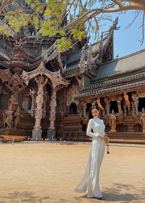Hoài Sa vừa khoe loạt ảnh mặc áo dài trắng khi đến thăm ngôi đền nổi tiếng có tên “Thánh Địa Sự Thật” tại Pattaya, Thái Lan.