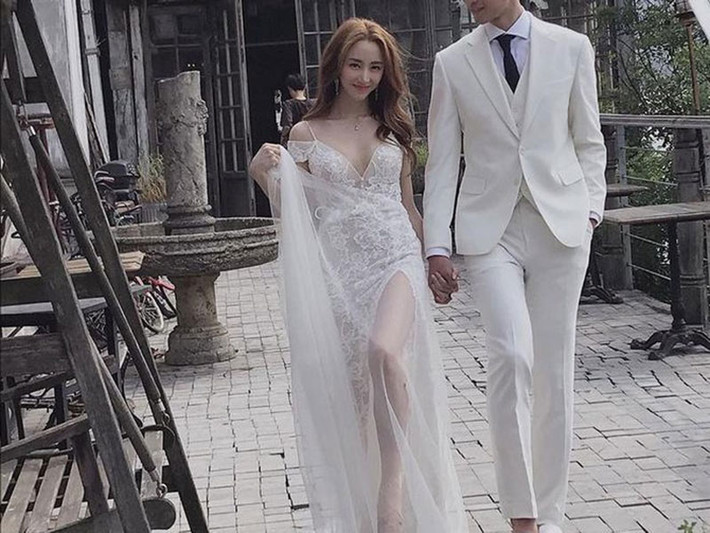Ngành giải trí của Trung Quốc và Hàn Quốc hiện điêu đứng bởi bệnh dịch Covid-19. Mới đây, nữ ca sĩ xứ Hàn Sunday thông báo hoãn cưới vì đại dịch. "Tôi hy vọng tình hình sẽ khá hơn càng sớm càng tốt", cựu thành viên nhóm CSJH The Grace nói thêm.