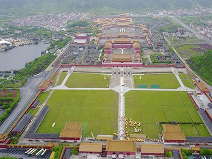 Giữa dịch bệnh, phim trường Hoành Điếm yêu cầu tất cả các tổ phim tại đây phải tạm dừng quay phim, dẫn đến thiệt hại không nhỏ cho nhà sản xuất. Nhà chế tác, sản xuất Trần Ích Thao cho biết, khi phải ngừng quay, một ngày đoàn phim tổn thất 500 ngàn NDT (1,7 tỷ đồng).