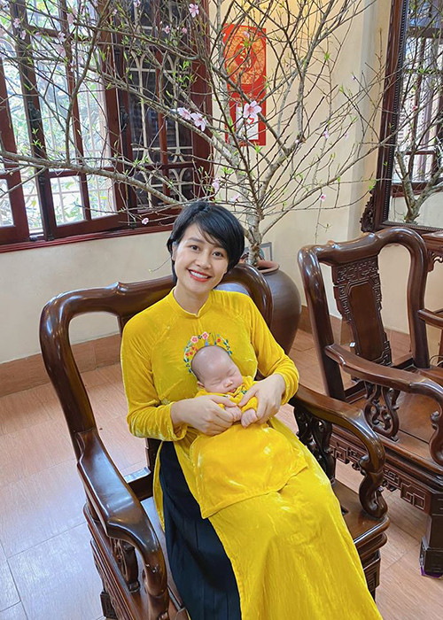 Nữ MC xinh đẹp diện áo dài đôi cùng con gái nhỏ.