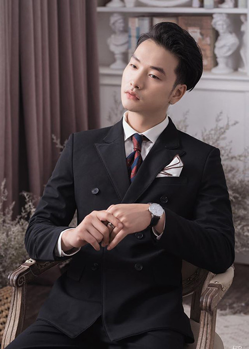 Trọng Lân sinh năm 1993, từng theo học trường Cao đẳng Nghệ thuật Hà Nội. Để mưu sinh, anh làm nhiều nghề từ phục vụ đến MC quán bar.