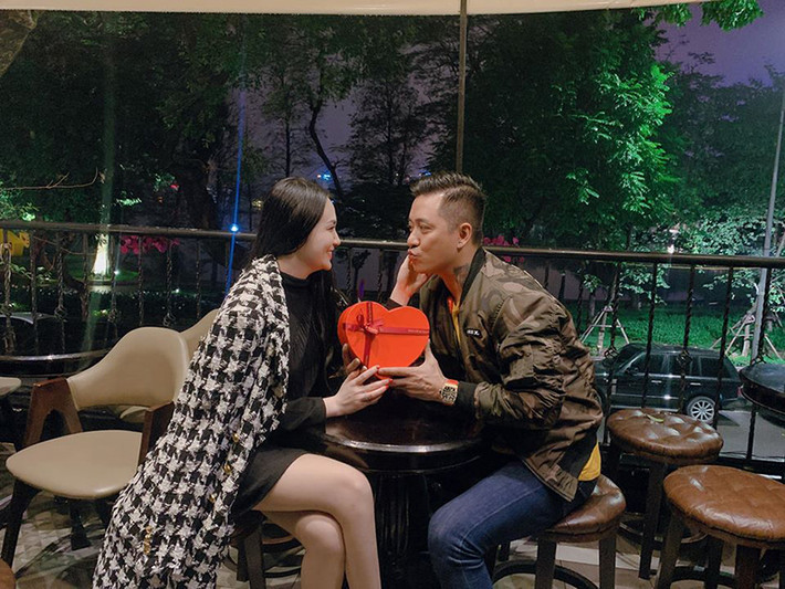 Dịp sinh nhật, Valentine, Hương Baby còn tặng ông xã những món quà.