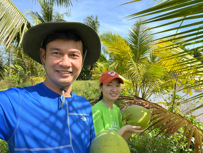 Cặp đôi ghi lại những khoảnh khắc bình yên nhưng hạnh phúc.