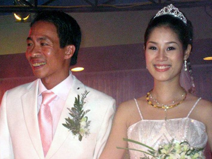 Việt Hoàn - Hoa Trần làm đám cưới năm 2007. Theo Khám Phá, Việt Hoàn chia sẻ, khi mới hẹn hò, anh bị mẹ của Hoa Trần phản đối bởi hơn Hoa Trần 18 tuổi. Lý do Việt Hoàn được mẹ vợ đồng ý cho lấy Hoa Trần là bởi sự mộc mạc, hiền lành của anh, cũng như được dì ruột của Hoa Trần cố gắng vun đắp. Ảnh: Sức Khỏe Và Đời Sống.