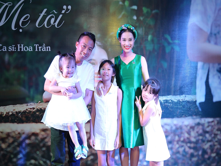 Năm 2016, vợ Việt Hoàn lấn sân ca hát. Cô chia sẻ, dù làm ca sĩ, cô vẫn là hậu phương vững chắc cho chồng. Ảnh: Dân Trí.
