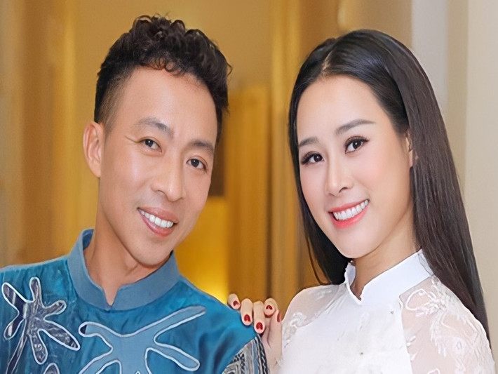 Cô có lần tiện tay vứt đi con voi đồ chơi cũ rích hay đôi dép lê đã nhòe màu khi dọn nhà, Việt Hoàn bắt vợ tìm về bằng được. Ảnh: Vietnamnet.