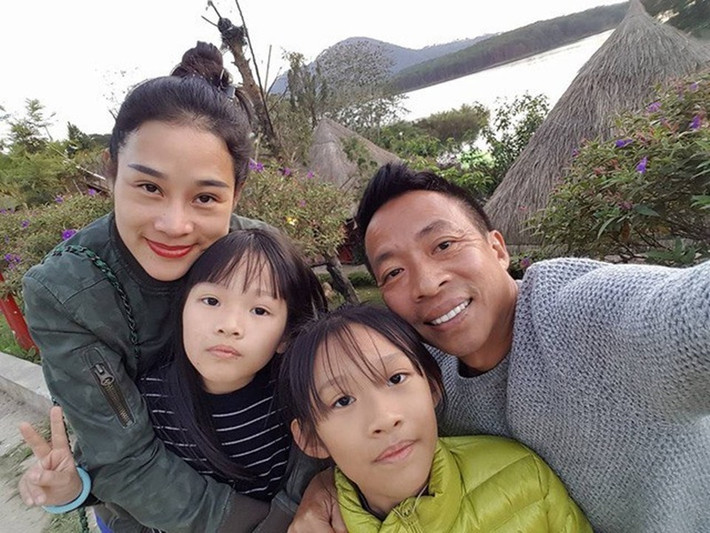 Việt Hoàn giấu thông tin ly hôn vì muốn giữ sự bình yên cho các con và hai bên gia đình. Theo nam ca sĩ, cả hai chia tay trong hòa bình, 3 con luân phiên ở cùng bố và mẹ. Ảnh: Người Đưa Tin.