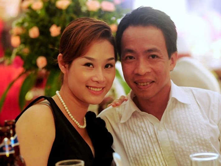 Hoa Trần không chỉ là người vợ, người mẹ đảm đang mà còn là quản lý kiêm trợ lý cho Việt Hoàn. Ảnh: Sức Khỏe Và Đời Sống.