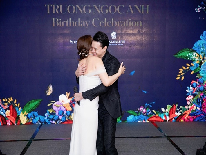 Trong cuộc phỏng vấn với Tiền Phong, Trương Ngọc Ánh cho biết, cô và Anh Dũng đến với nhau nhờ thấu hiểu nhiều mặt trong cuộc sống. Nam diễn viên hỗ trợ người yêu trong công việc. Trương Ngọc Ánh còn cho biết, Anh Dũng nam tính, sống kín tiếng, không phô trương chuyện tình cảm. Ảnh: VOV.