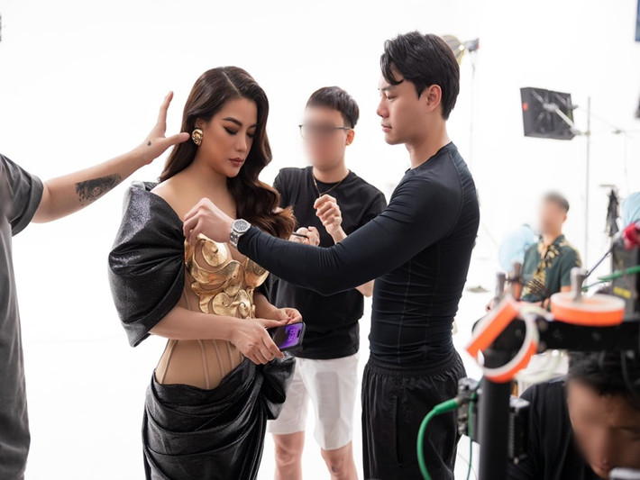 Anh Dũng luôn ân cần chăm sóc Trương Ngọc Ánh. Ảnh: FBNV.