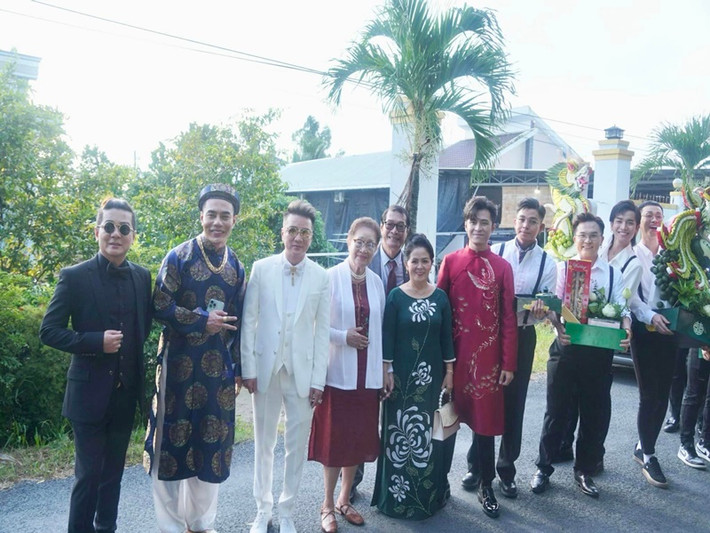 Đoàn nhà trai còn có Đàm Vĩnh Hưng, Vũ Hà. Ảnh: FBNV.