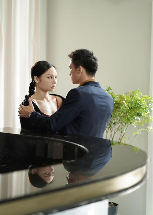 Ca sĩ Miu Lê chia sẻ trên Tiền Phong: "Khi quay cảnh nóng với Lãnh Thanh, tôi bị sang chấn tâm lý rất lâu. May mắn là Lãnh Thanh chuyên nghiệp, tạo cảm hứng cho tôi để hòa nhập vào vai diễn. Trước đó, có một lần tôi vạ miệng khi tuyên bố không đóng phim có cảnh nóng. Nhưng cái gì cứ tuyên bố là sau này lại lặp. Từ nay, tôi hứa không tuyên bố điều gì nữa". Ảnh: Saostar.