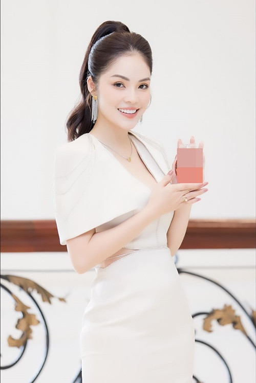 Nợ 6 tỷ, Dương Cẩm Lynh cố gắng livestream bán hàng. Nhiều nhãn hàng vì thông cảm trước hoàn cảnh một mình nuôi hai con lại gồng gánh nợ nần tiền tỷ nên tạo điều kiện cho nữ diễn viên. Dự kiến, cô sẽ trả nợ 6 tỷ trong vòng 1 năm.