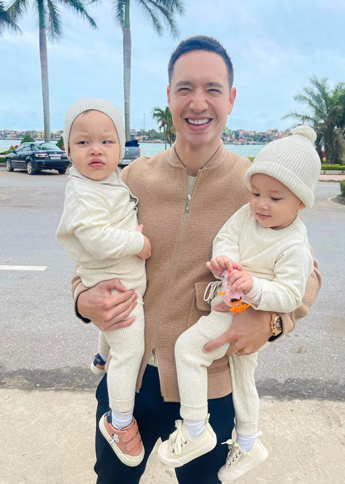 Kim Lý không hề ngỡ ngàng, lúng túng mà chăm hai con nhỏ rất khéo léo.