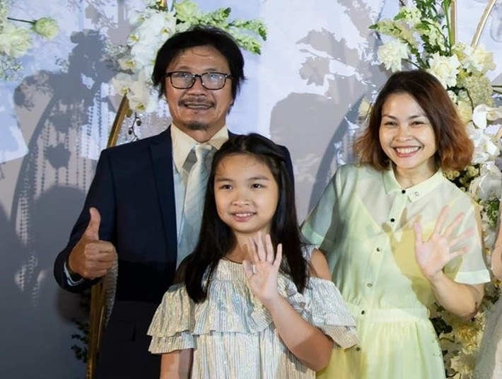 Nghệ sĩ Công Ninh kết hôn vào năm 2012 khi bước sang tuổi 50. Bà xã của Công Ninh tên Tuyết Vân. Cô kém nam diễn viên gần 2 giáp. Hiện tại, vợ chồng Công Ninh vẫn hạnh phúc bên nhau. Ảnh: FBNV.